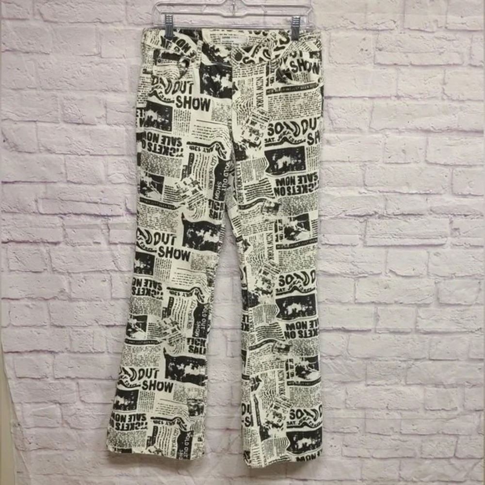 Garage White and Black Flare Pants with Bold‎ Graphic Print Womens Size 5/27